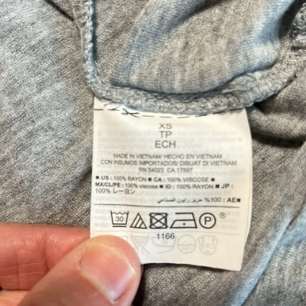 Old Navy V Neck Gray Tee Short Sleeve Shirt Womens Oversized Small - Image 7