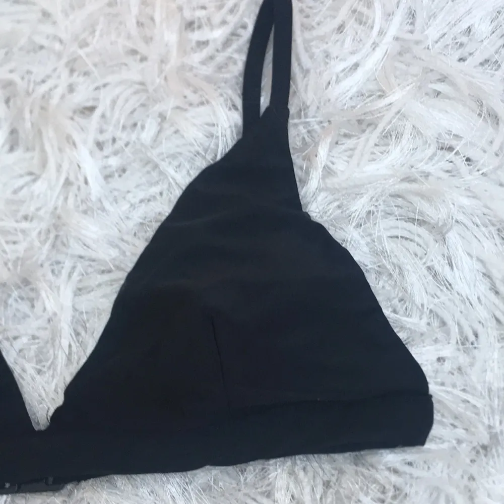2 Marked Listings $25 ⬇️ Woman’s Classic Black Triangle Bikini Top Size 4 - Image 5
