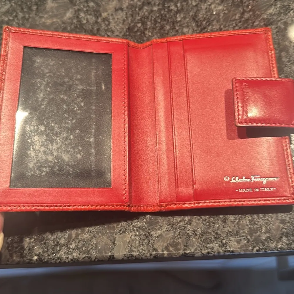 ❤️Stunning Salvatore Ferragamo card case w COA❤️ - Image 4
