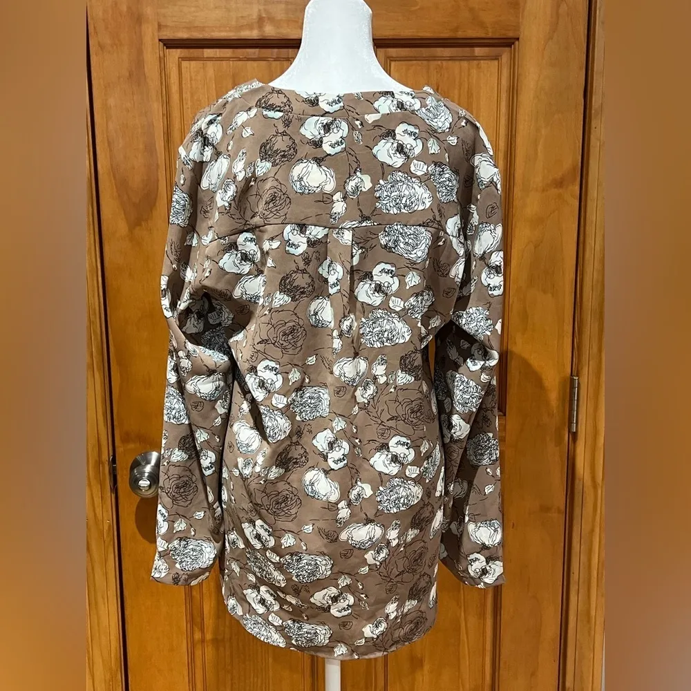 Youtalia Beige White Blue Floral V Neck Blouse Large Tan - Image 2