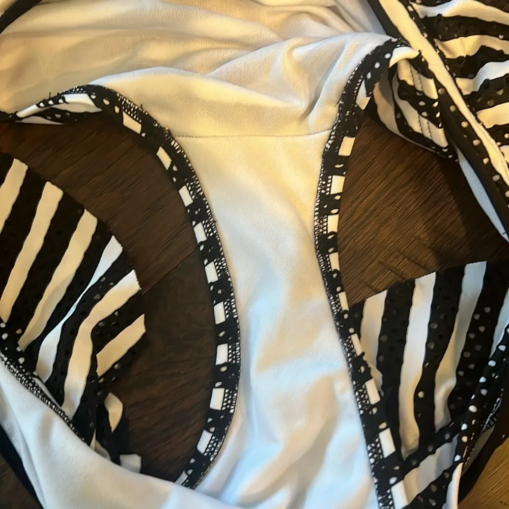 Kenneth Cole Reaction Flirty Striped Swim Bottom. Blk & W  XL. EUC - Image 3