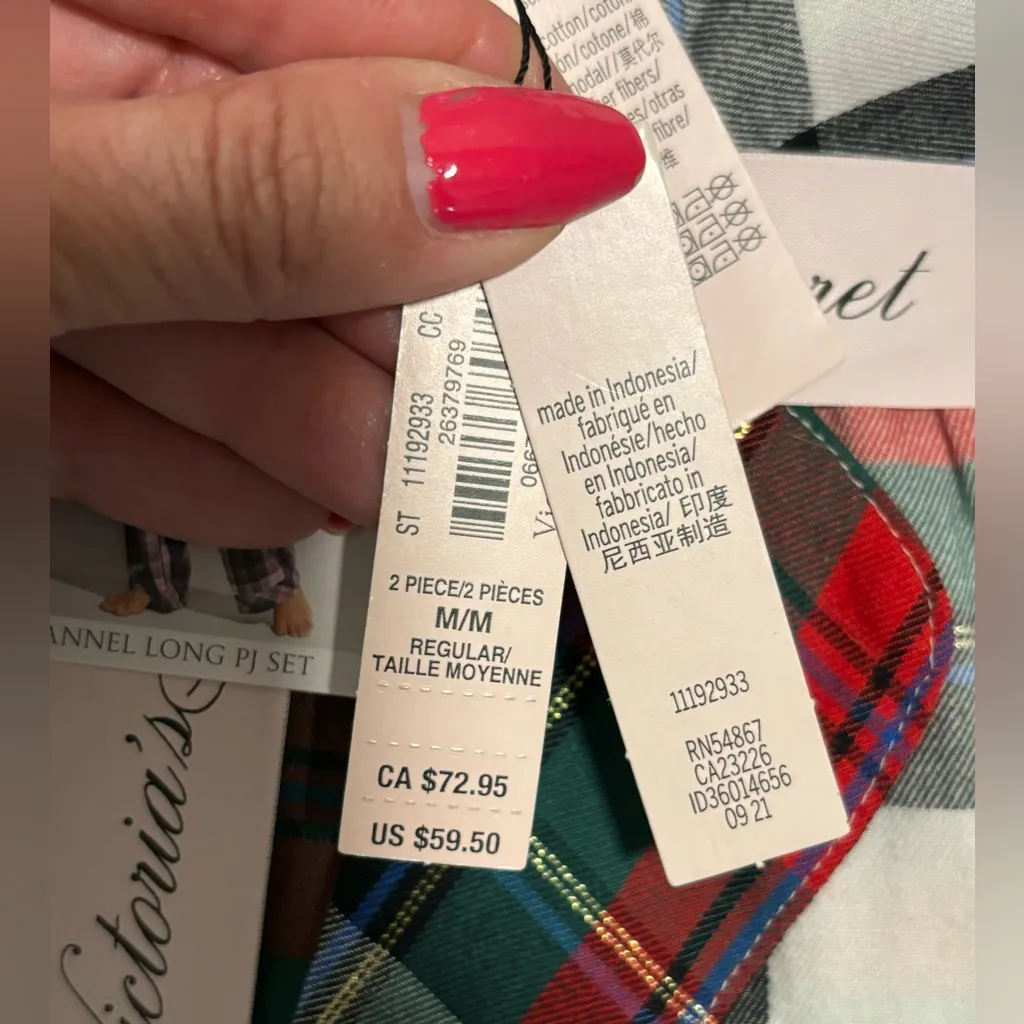 NWT Victoria’s Secret Plaid Flannel Pajamas and Scrunchie size Medium - Image 3