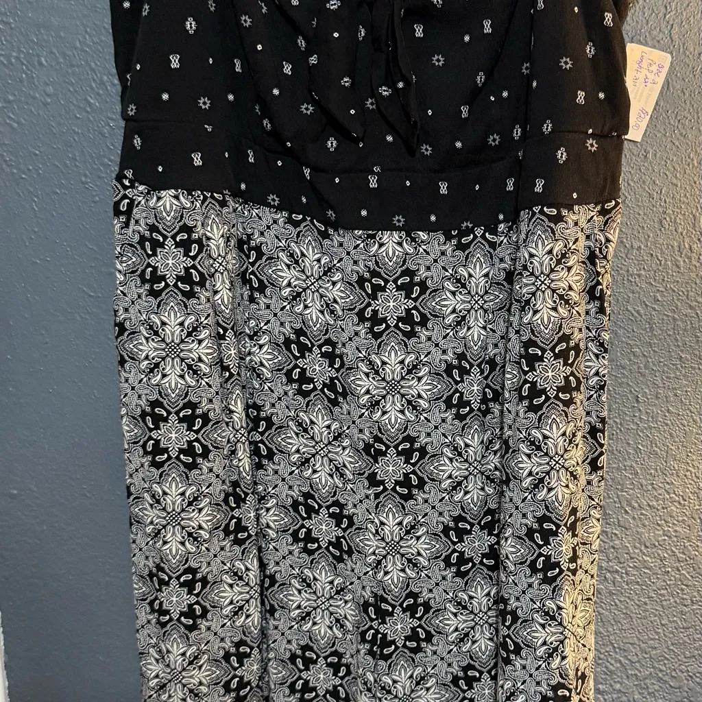 Torrid  Women's Black and White Patterned Jumpsuit. Size 2 - Image 4