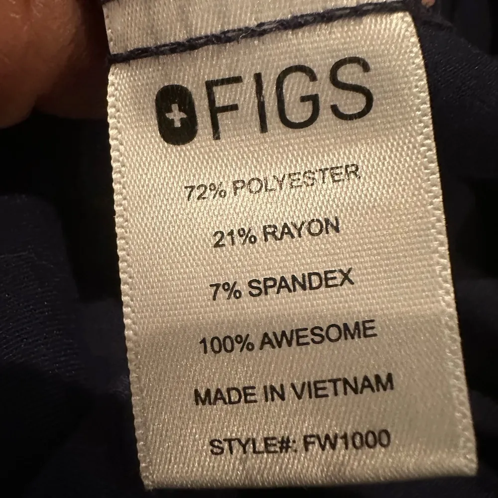 Like new by figs Casma Three-Pocket Scrub Top™ Navy Blue Women's V-Neck Top - Image 8