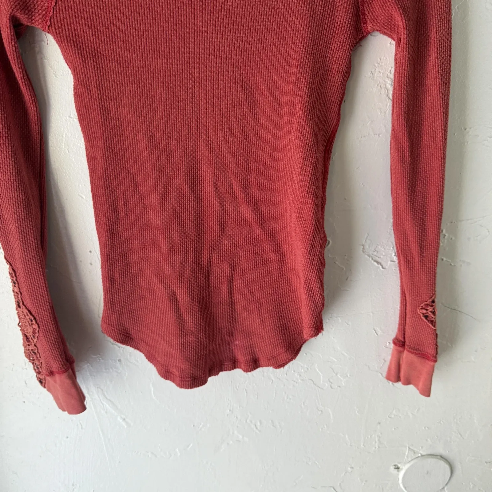 We The Free Thermal‎ Top Fitted XS Red Long Sleeve Crochet Cuff Waffle Knit Boho - Image 3