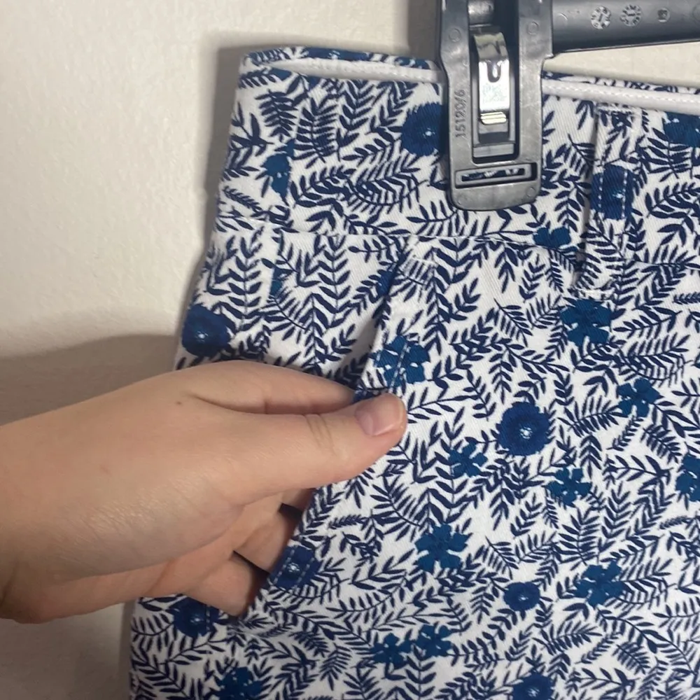 J Crew Factory Floral 3.5" classic chino short in Ivory Antique Navy size 6 White - Image 4