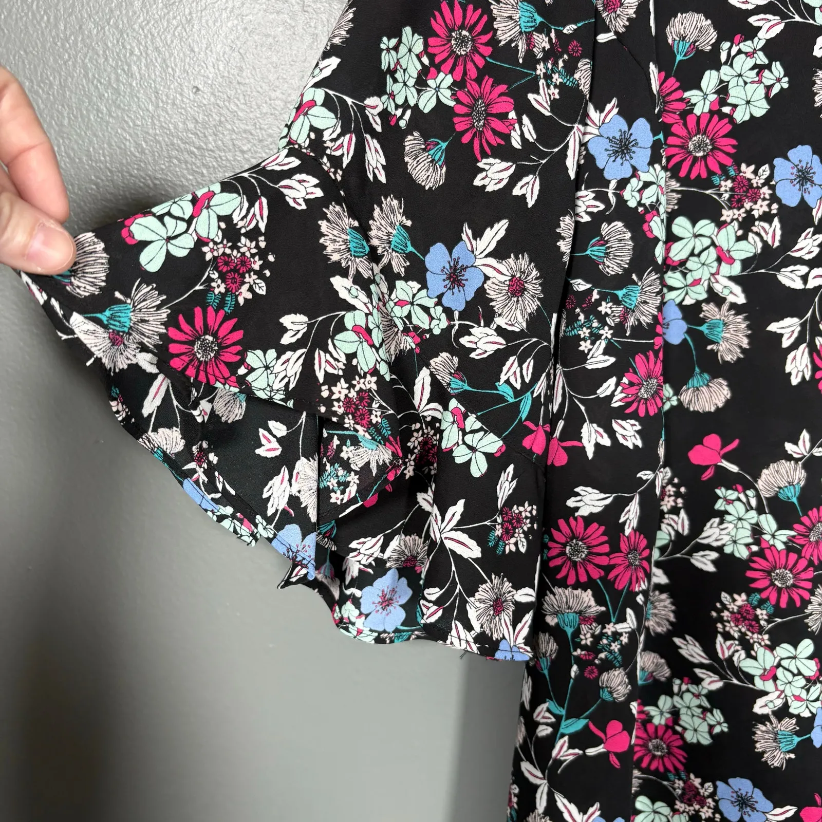Liz Claiborne Women's Black Floral Flutter Sleeve Boho Top - Size PXL (Petite) - Image 3