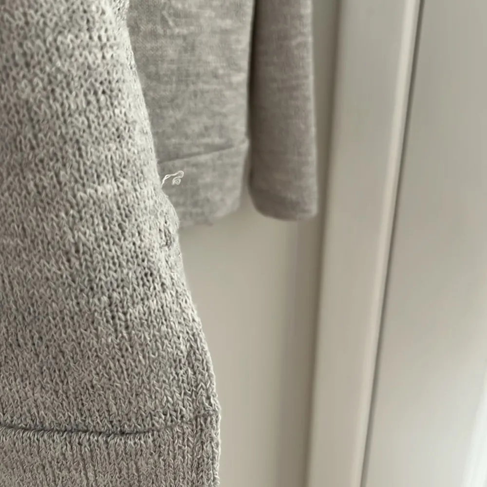 H&M sheer light long sleeve with stripped sleeves in size medium - Image 3