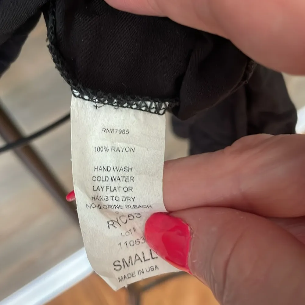 Beautiful peasant style, long sleeve scoopneck blouse - Image 5