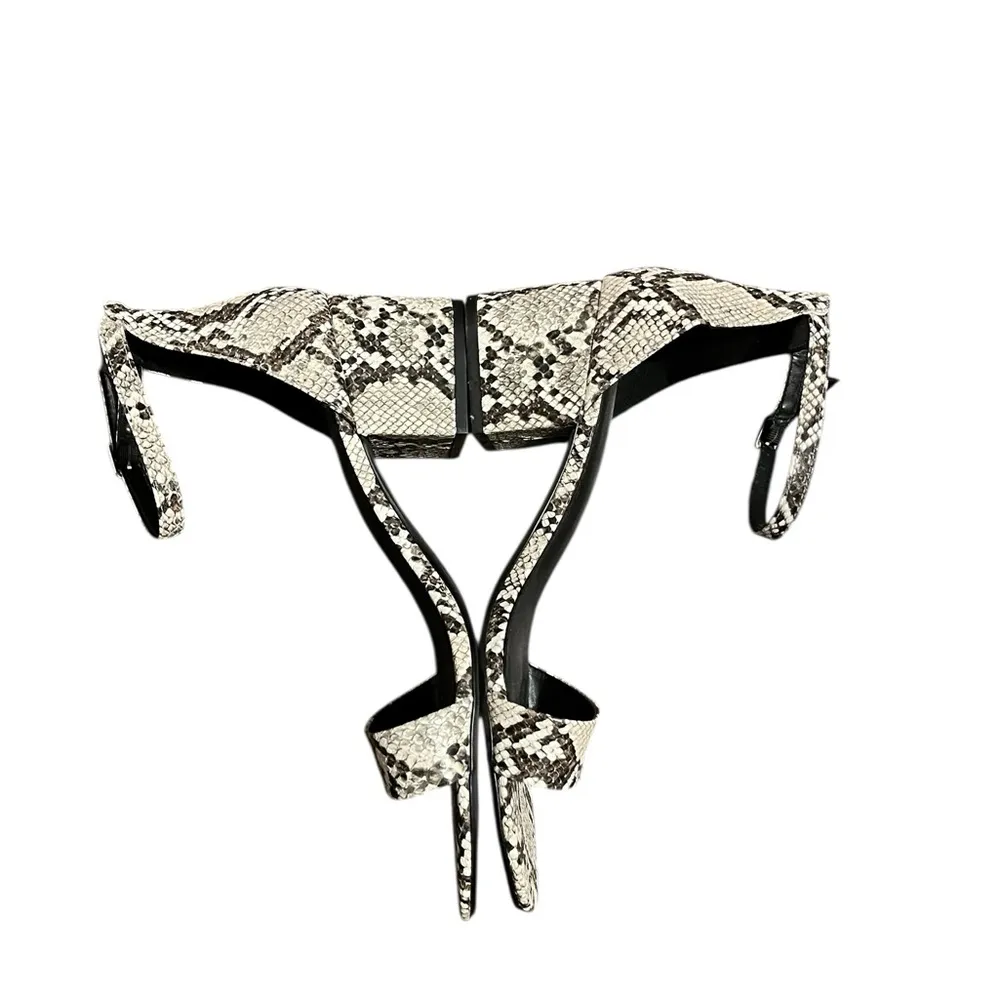 Amazon Essentials python embossed heels women’s size 11 Black - Image 4