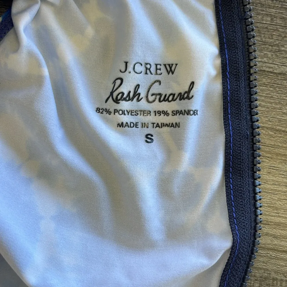 J. Crew Blue and White Graphic Fitted Tank rash guard. Size Small - Image 3