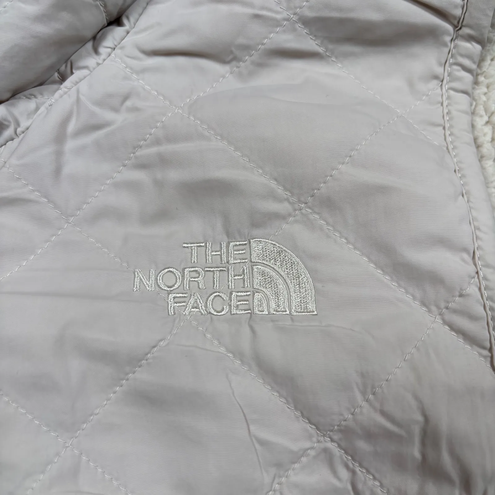 The North Face Quilted Sherpa Lined Vest Women's M/L Beige Snap Front Pockets - Image 2