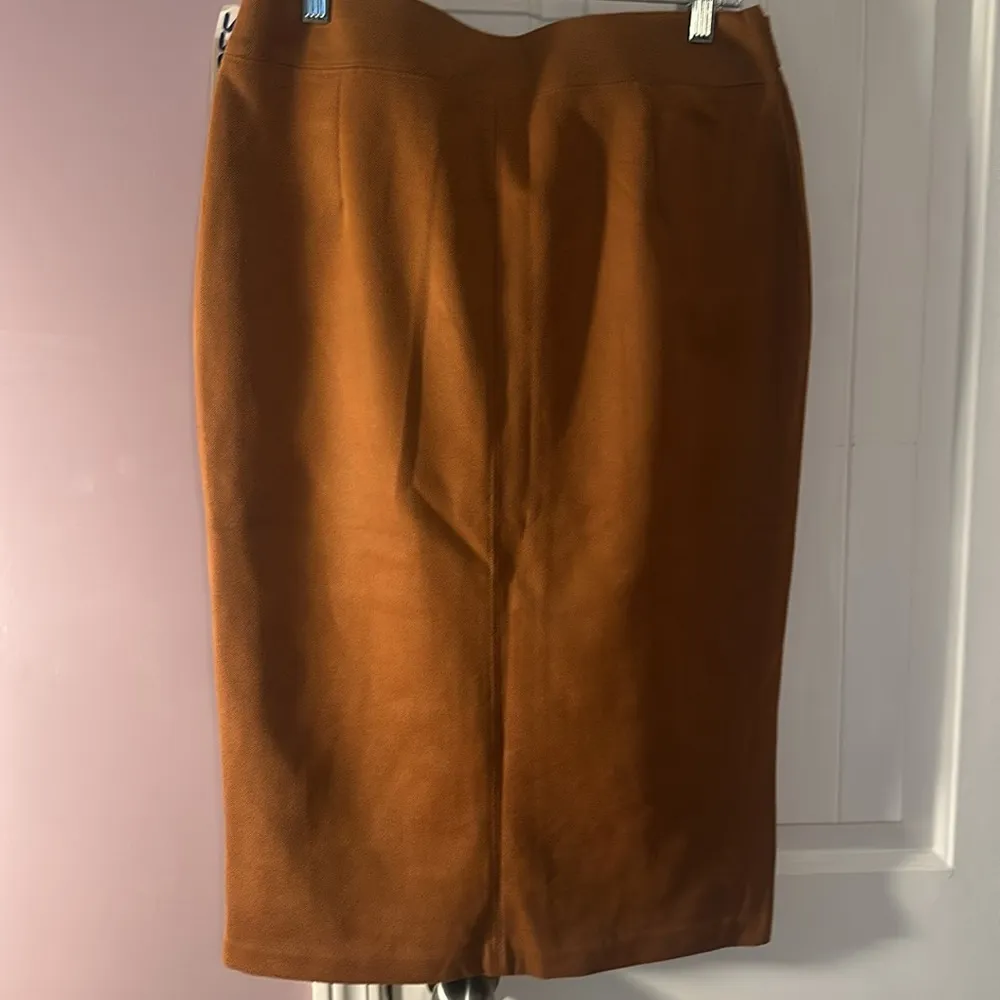 MARC NEW YORK FAUX SUEDE CARAMEL BROWN PENCIL SKIRT, SIZE MEDIUM New - Image 4