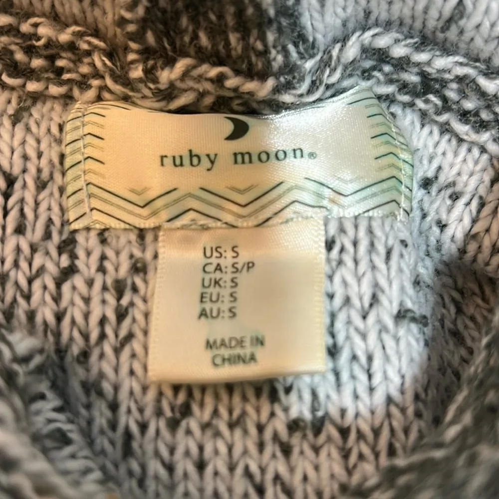 Ruby Moon  Gray Hooded Sweater Size Small - Image 2