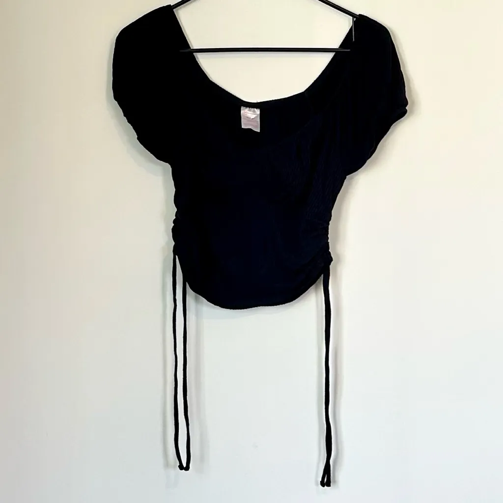 No Boundaries Juniors Black Peasant Top with Ruched Sides - Size: Medium - Image 2