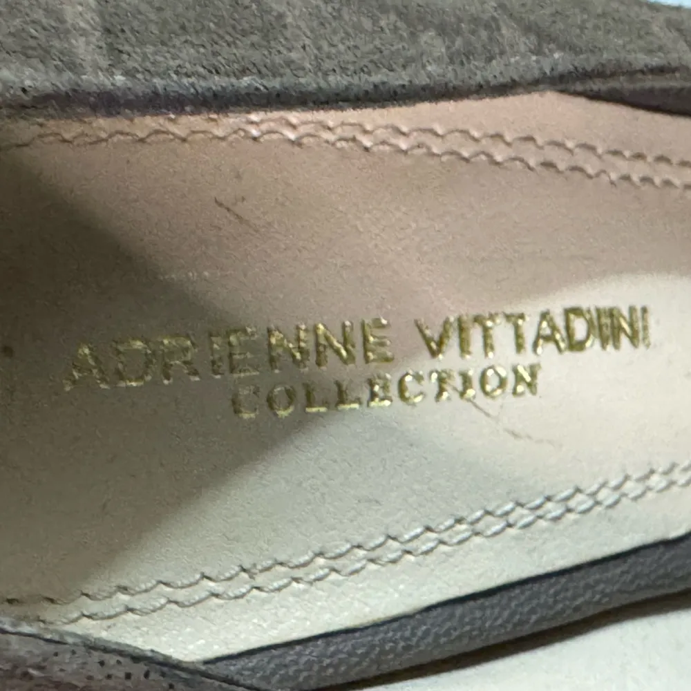 Brown heels with animal print texture and an elegant black bow on the front. - Image 4