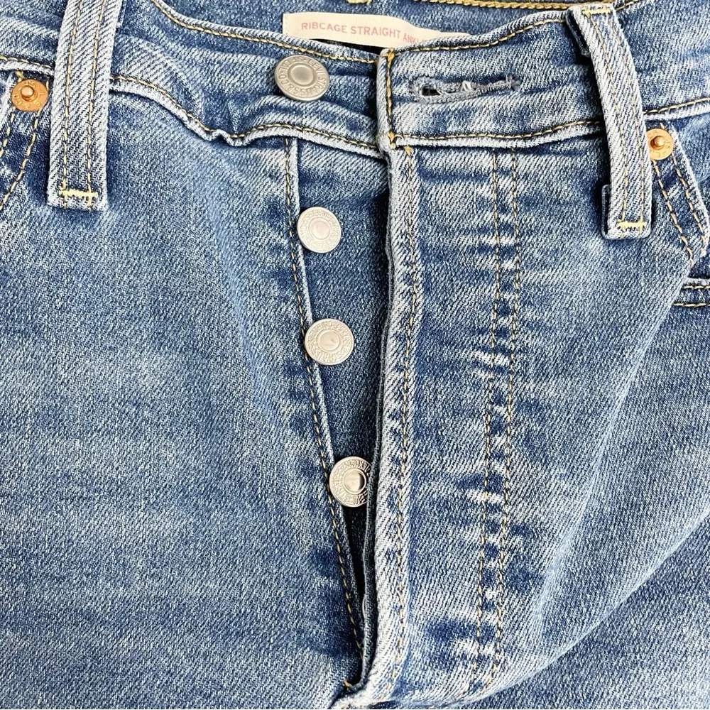 Levi’s Ribcage Straight Ankle Jeans in Summer Slide Medium Wash Crop Size 27 | 4 - Image 9