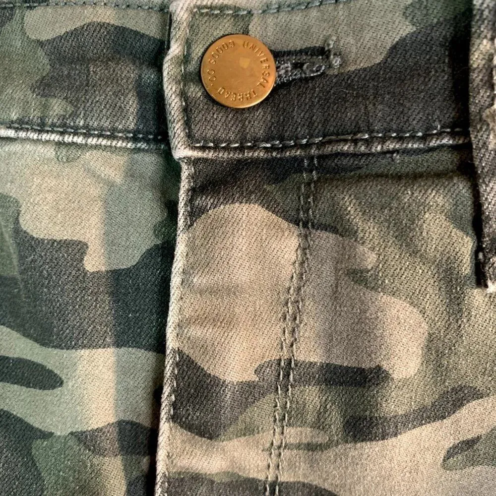 Universal Threads Green Camo High Rise Midi Cut Off Jean Shorts Size 4‎ - Image 2