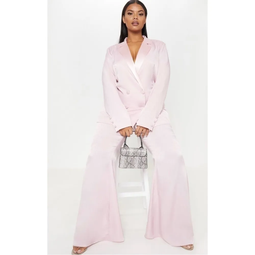 PrettyLittleThing Light Pink Satin Extreme Flare Tailored Pants Size Large - Image 4