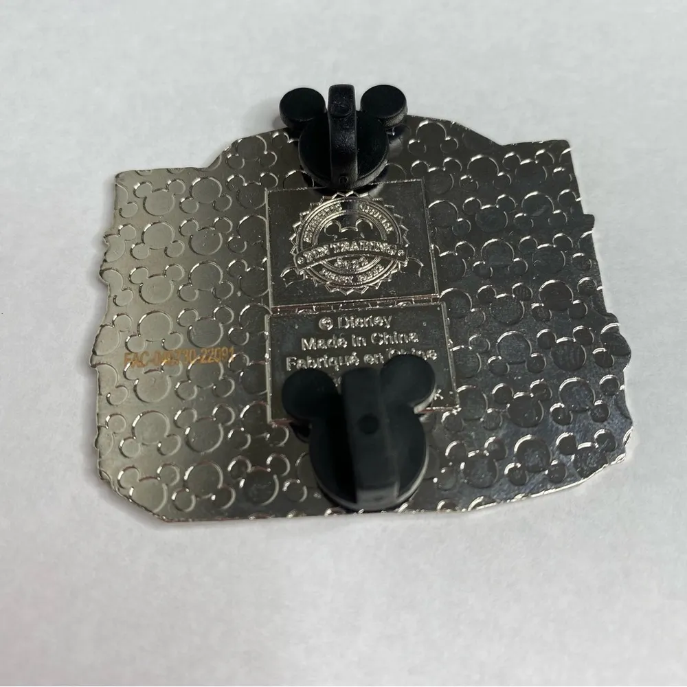 Disney’s 101 Dalmatians Cluster Pin - Image 3