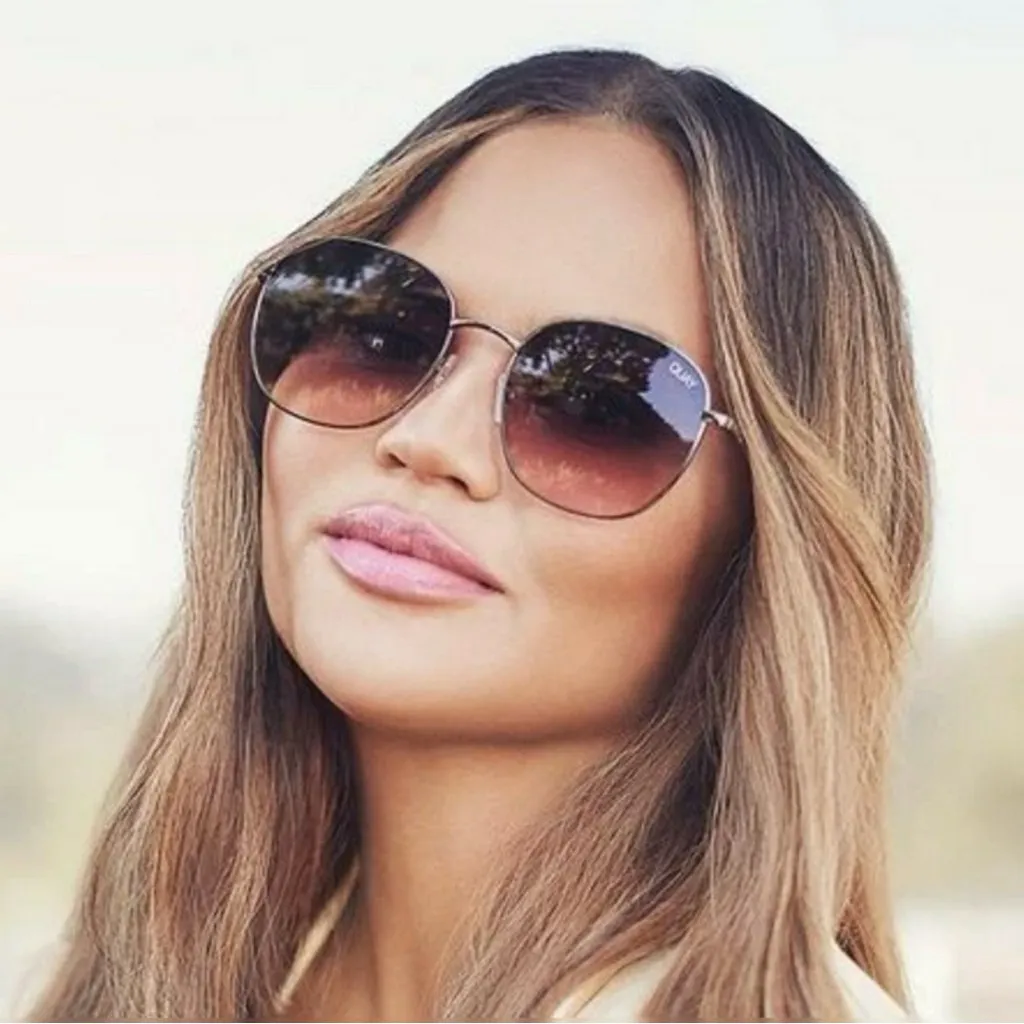 Quay Australia - Jezabell Sunglasses in Gunmetal/ Navy to Peach Lens new in case - Image 9