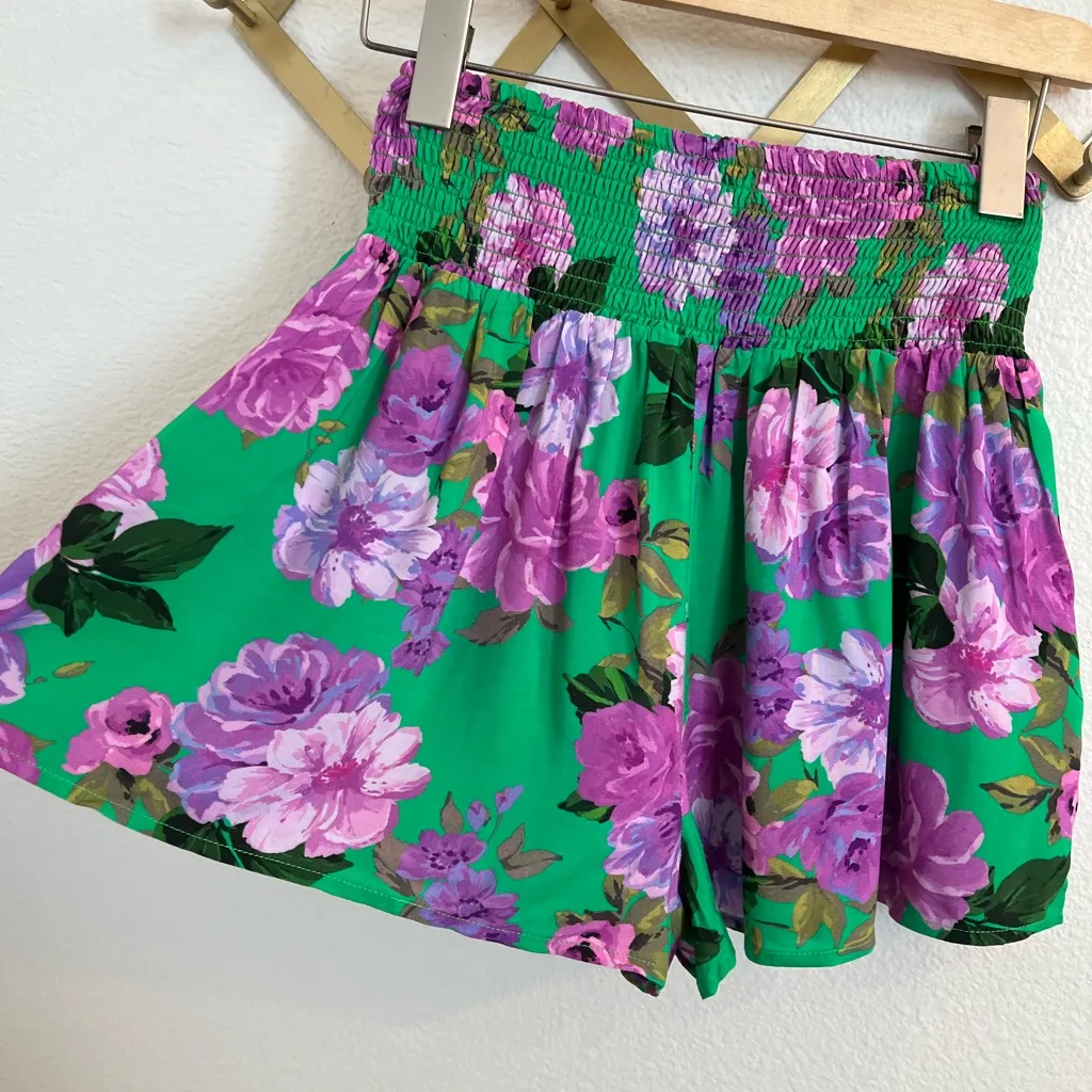 Lovers + Friends Kelly Green Floral Shorts Elastic Waist Small - Image 2