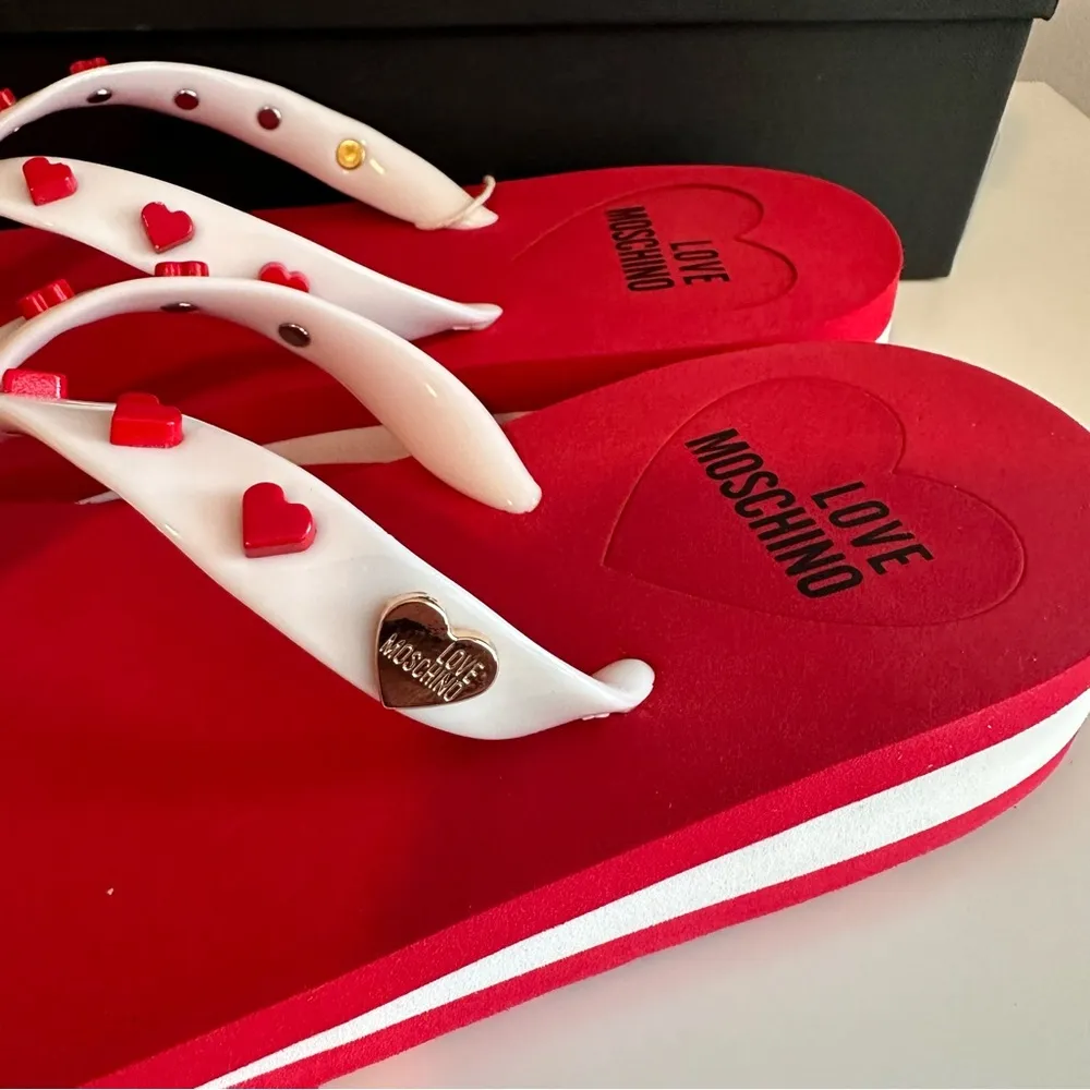 Moschino LOVE HEARTS EMBOSSED FLIP-FLOP Size EU37/US 7 NIB - Image 6