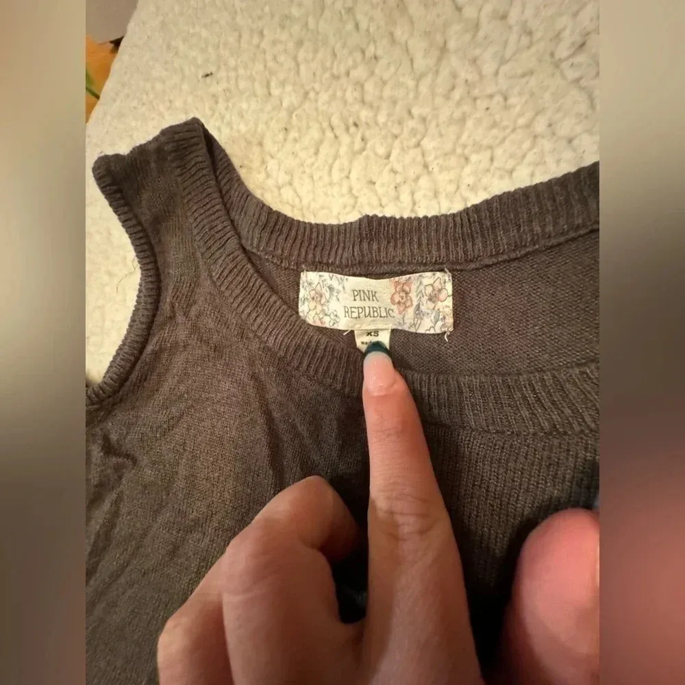 Pink‎ republic No shoulder sweater with embroidery sleeves size xs - Image 3