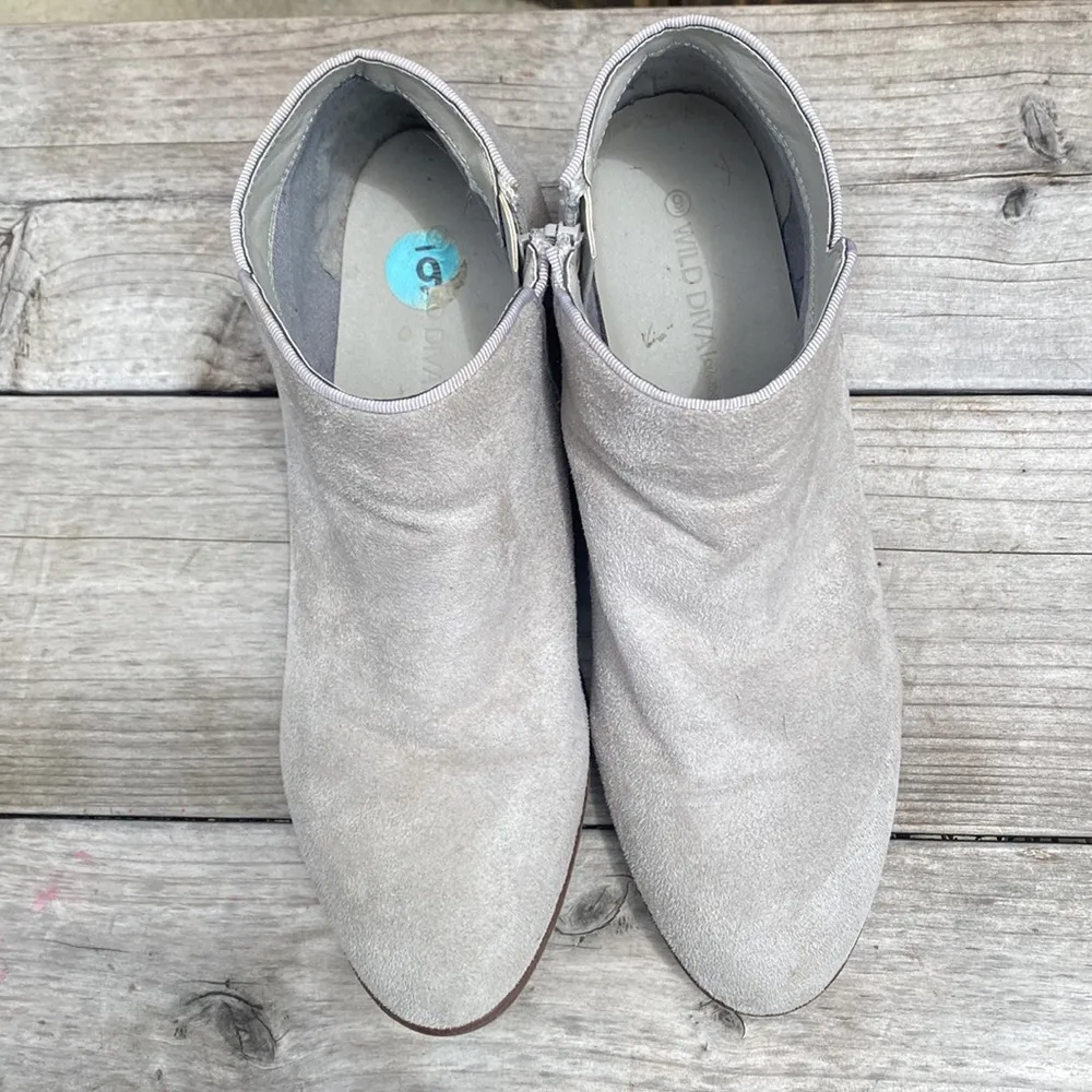 Wild Diva Grey Faux Suede Ankle Booties Size 9 - Image 4