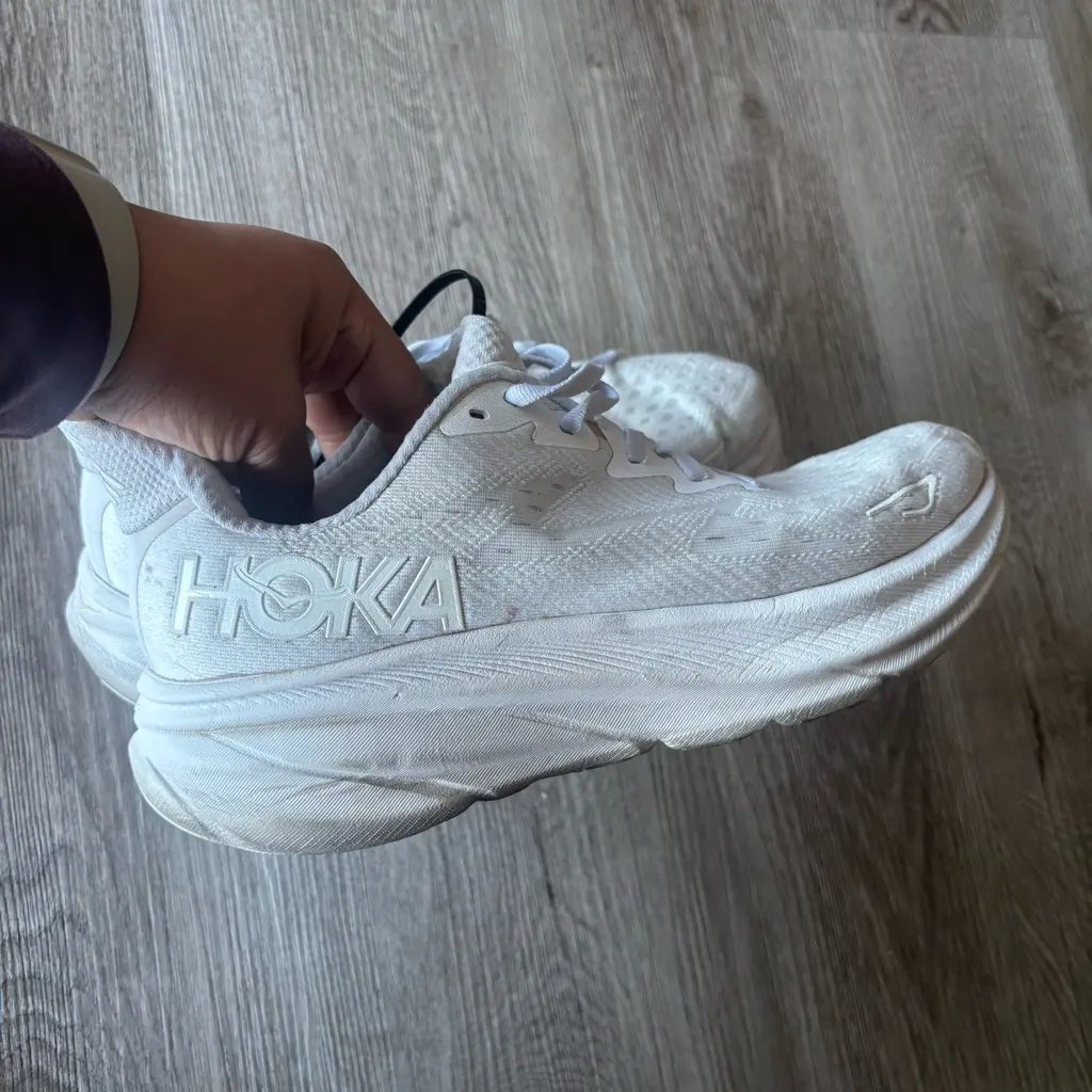 Hoka Clifton 9 size 9 in white - Image 10