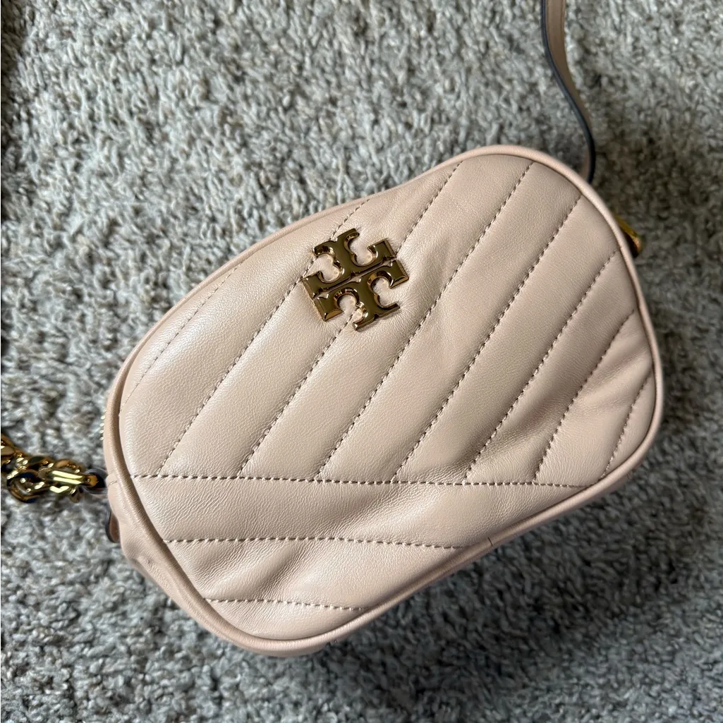 Tory Burch Kira Small Chevron Camera Bag in Devon Sand/Brass - Image 4