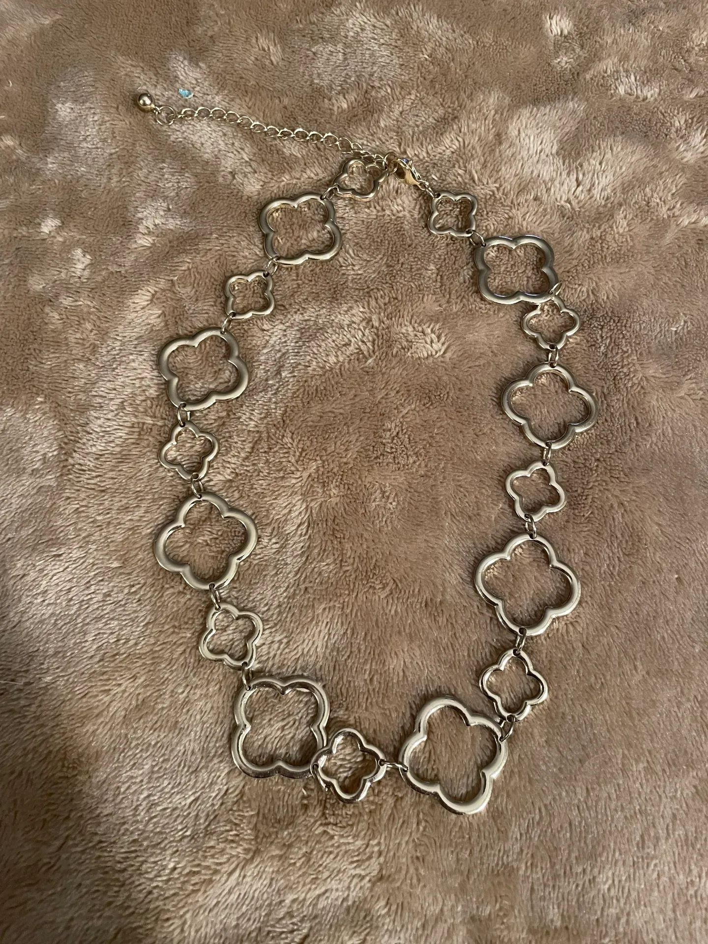 Silver Tone Choker Fashion Necklace. EUC. - Image 2