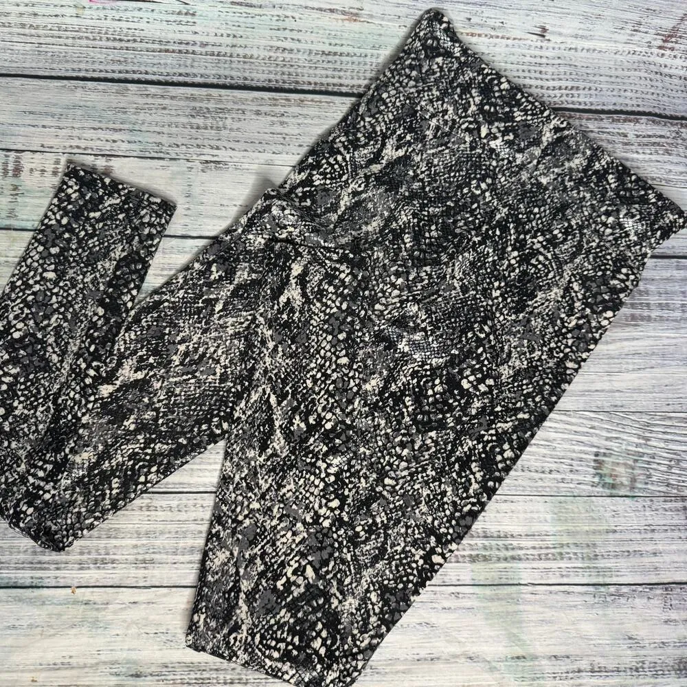 SPANX Faux Leather Snake Print Shine Leggings Grey NWT Sm - Image 3