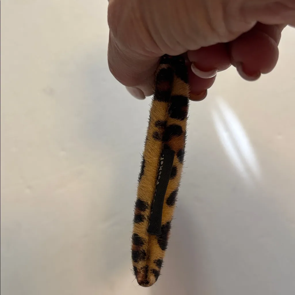 CHEDDAR POCKET BRAND CHEETAH PRINT MONEY HOLDER ZIP CLOSURE WTH POCKET INSIDE Tan - Image 3