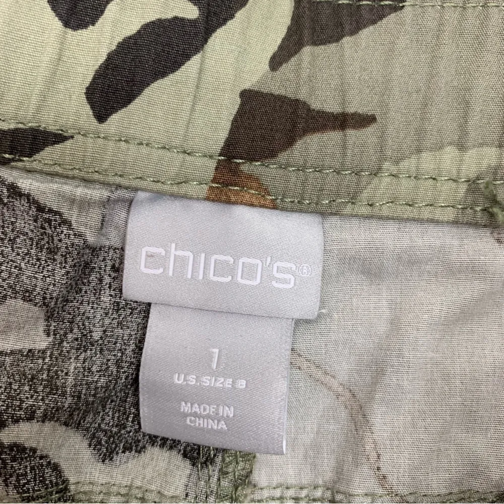 Chico's Printed Poplin Convertible Crop Cargo Pants Size 8 - Image 3