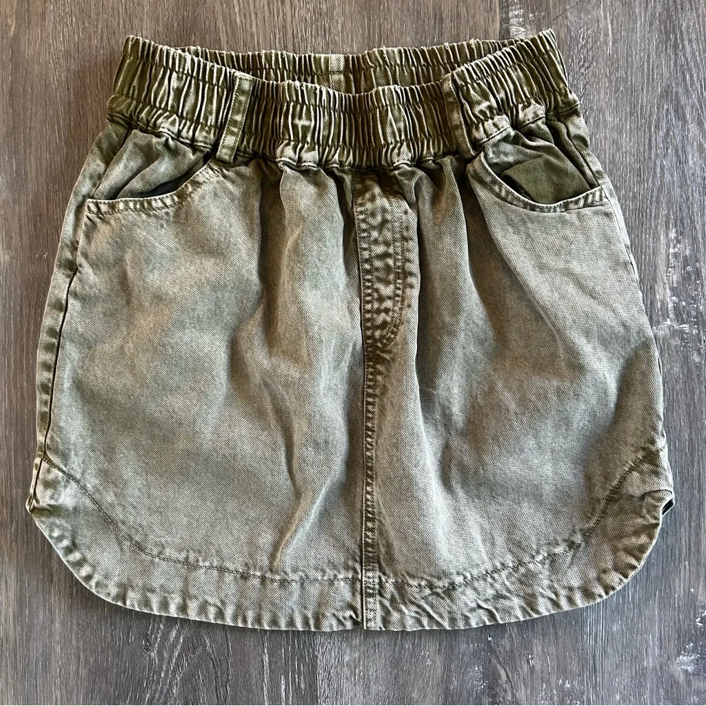Young Fabulous and Broke YFB Olive Green Washed Out Mini Skirt Size Small - Image 2