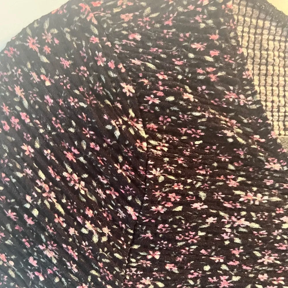 Hollister Black with Pink Floral Pattern Pull Ruched Cropped Tee - Image 2