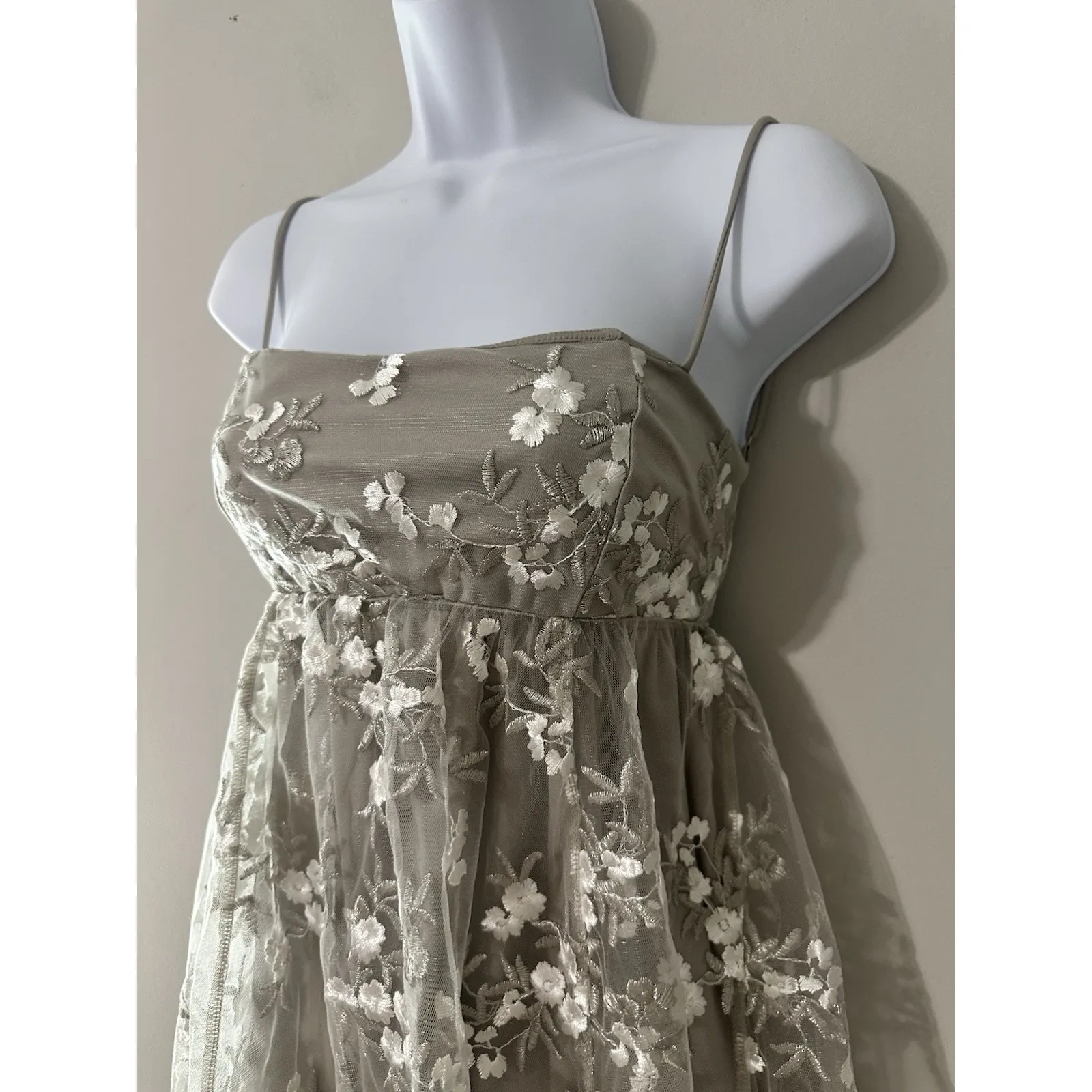 LUCY IN THE SKY Floral Embroidered Back Bow Mini Dress Taupe Tulle Size M - Image 2