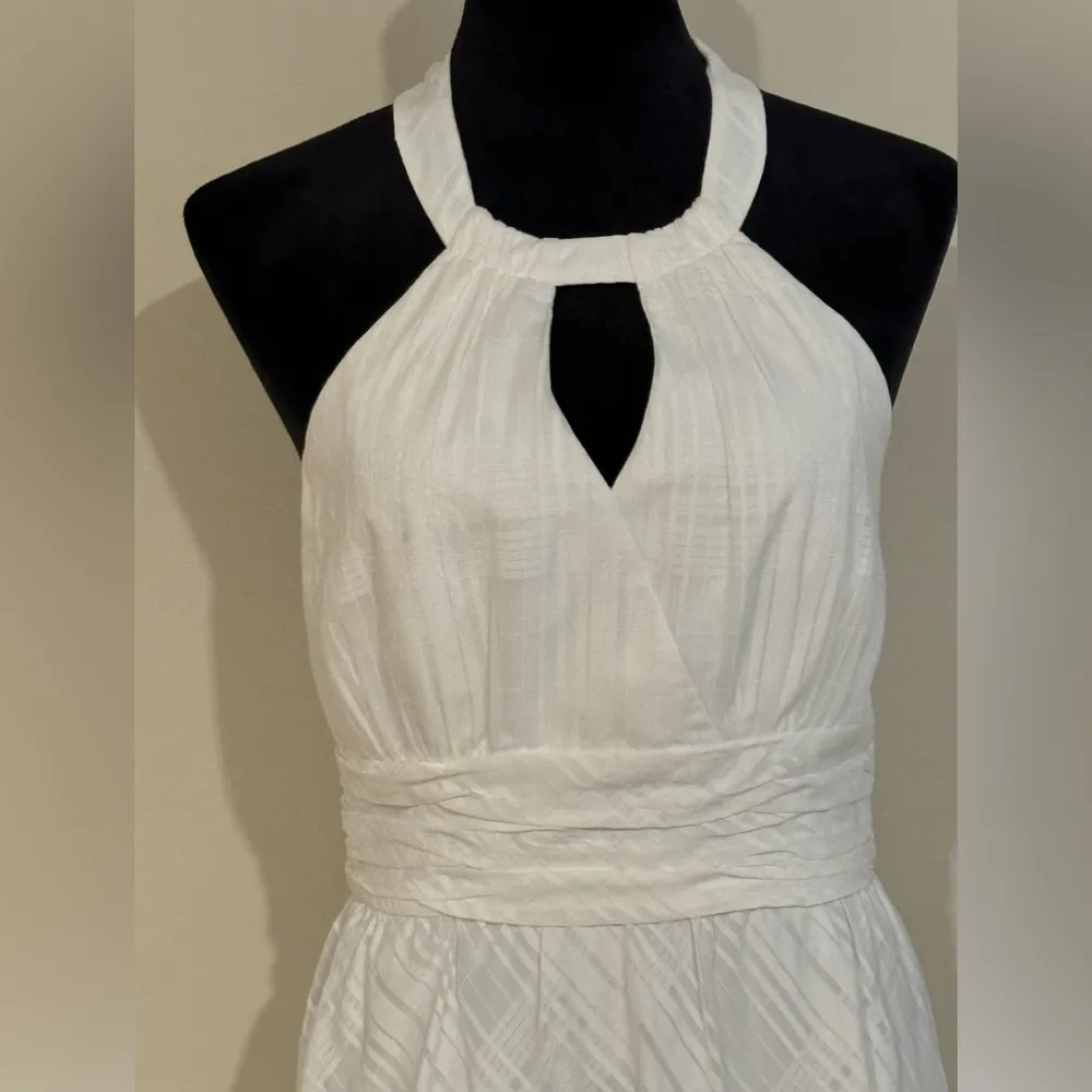EUC White House Black Market keyhole top halter top open back white dress size 2 - Image 2