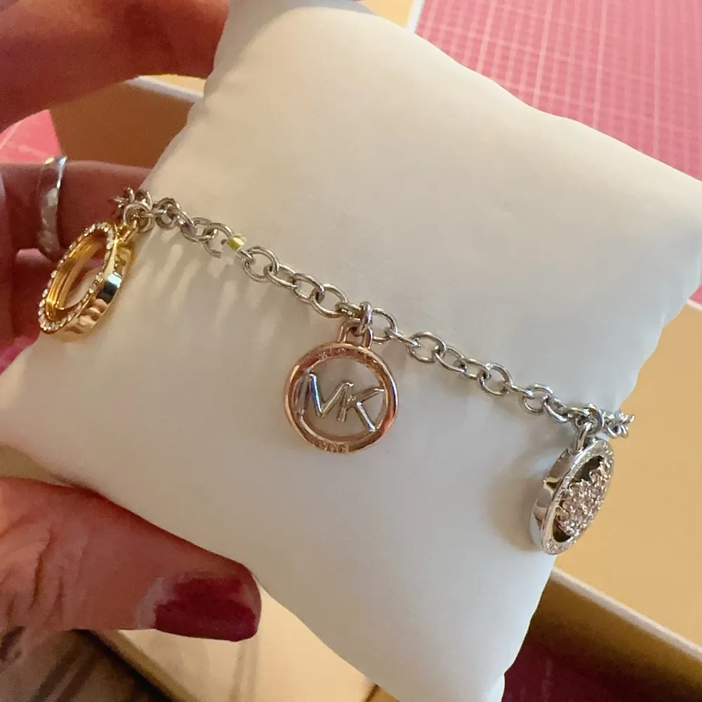 Michael kors bracelet sliver tone 5 charms diamonds paved hearts rose gold - Image 9