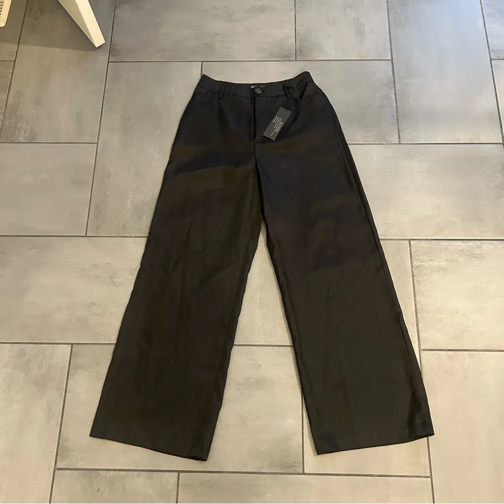 NWT Versona Zone 2/5 Ideal Black Modern-Fit Pants - Image 2
