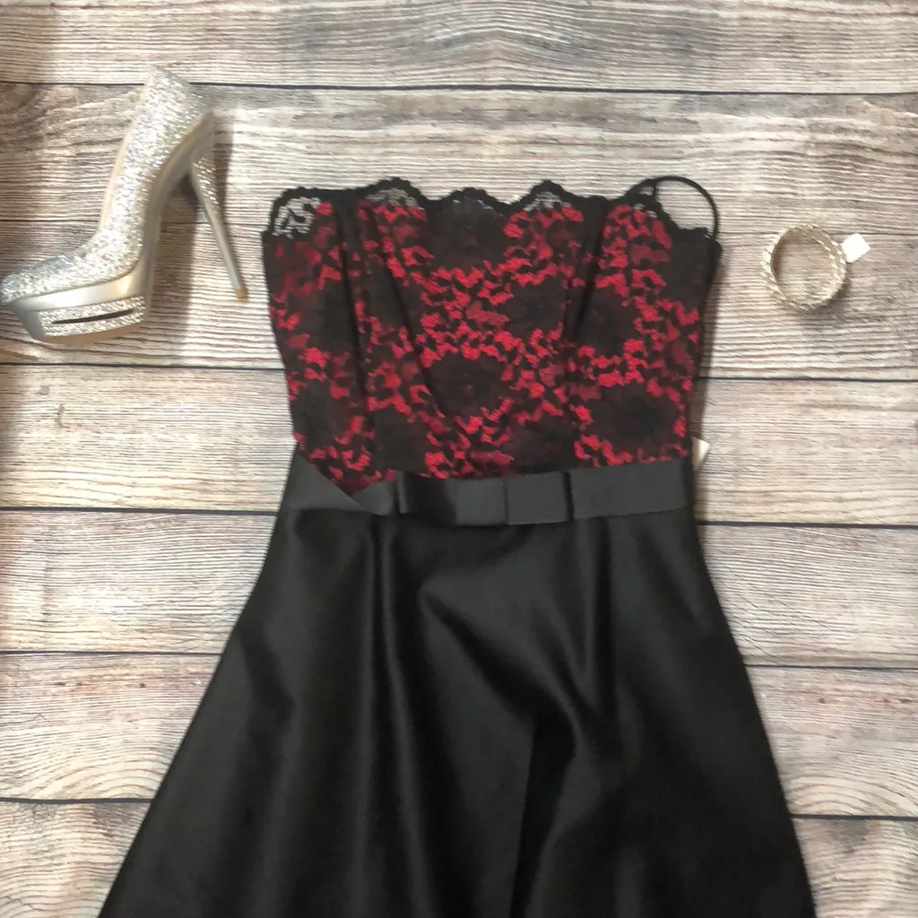Betsy & Adam size 4 red & black formal dress - Image 2