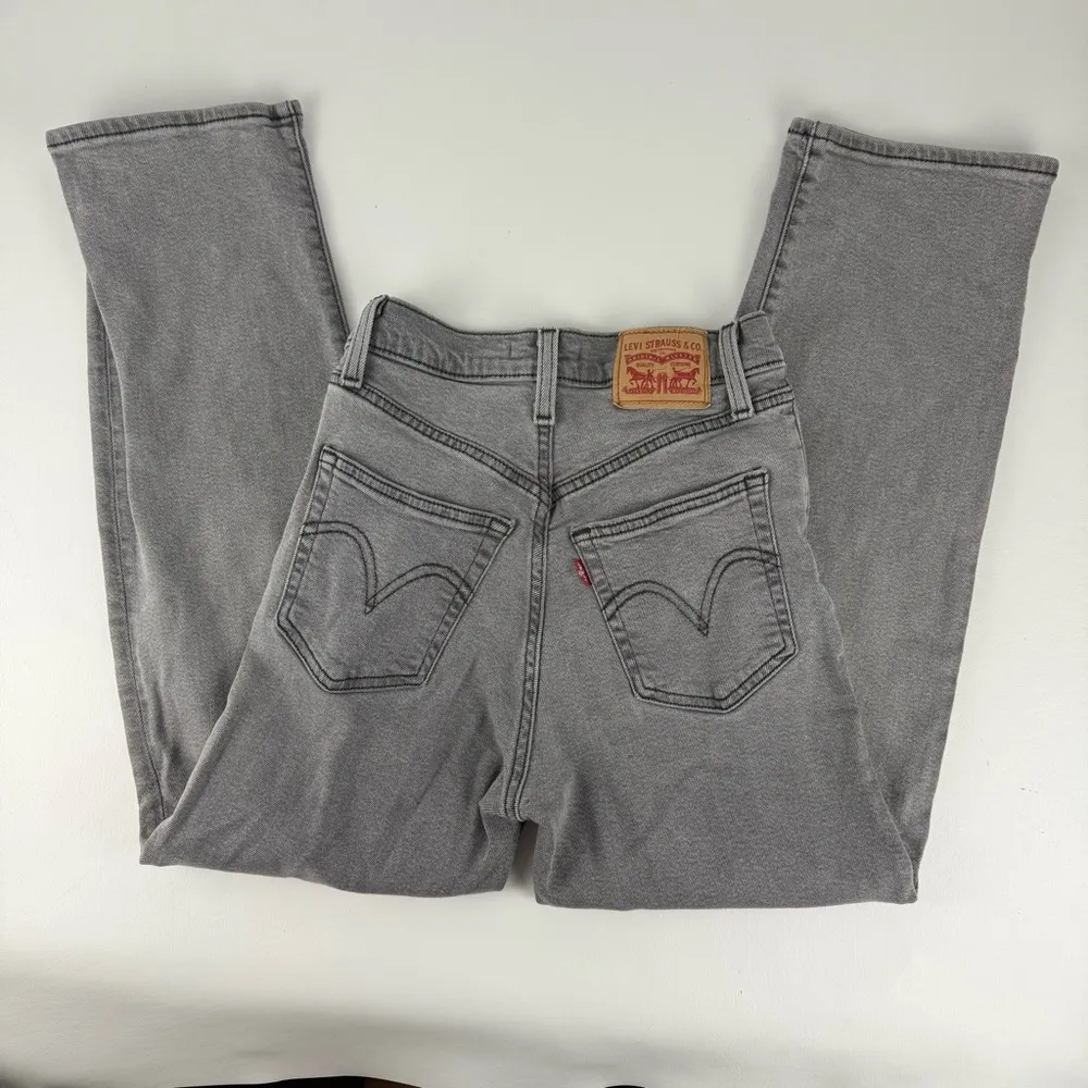 Levi’s Ribcage Straight Gray Jeans - Image 6