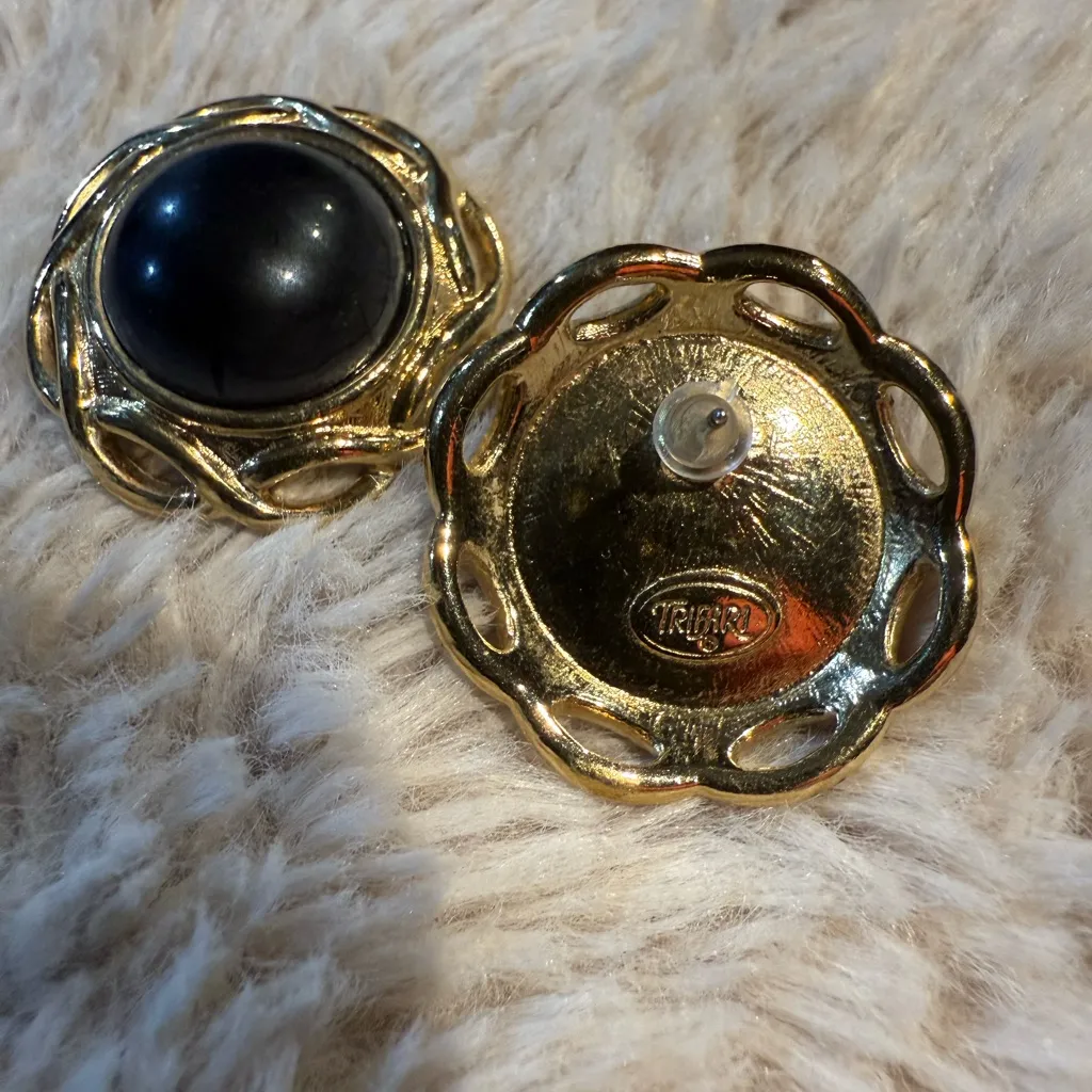 Vintage Crown Trifari Gold Tone Dome Shaped Black Glass‎ Cabochon Clip Earrings - Image 4