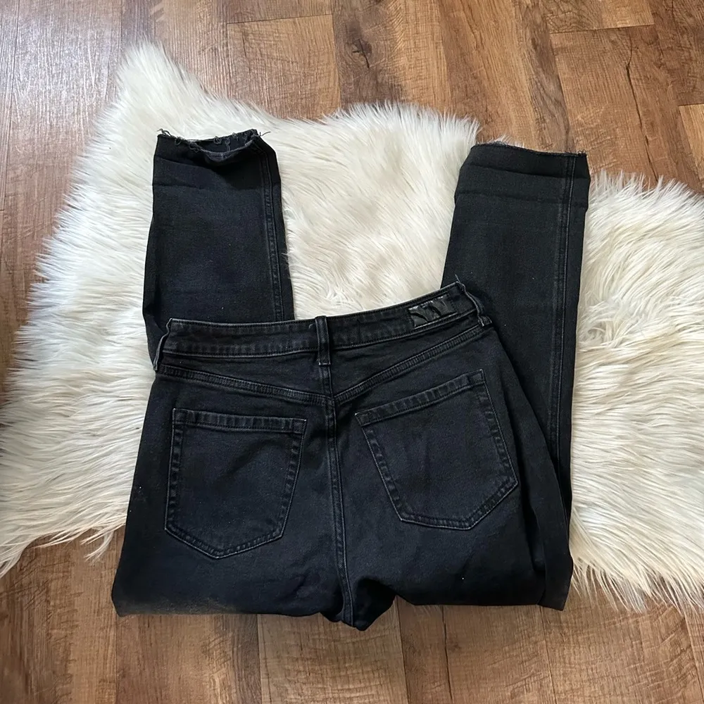 HOLLISTER Curvy Ultra High Rise Black Distressed  Mom Jeans - Image 6