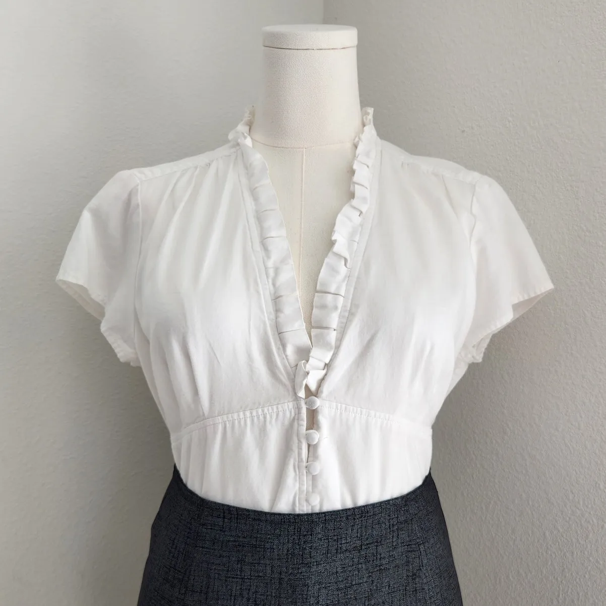 Y2K White Button Front V Neck Blouse Cap Sleeve Ruffle Feminine Corpcore Top L - Image 8