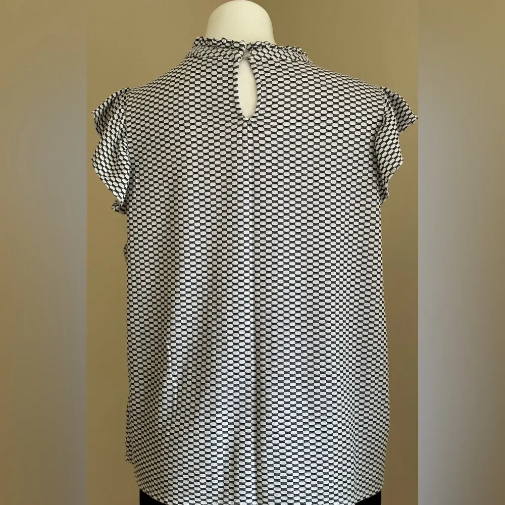 ELLE Black & White Geometric Top W/ Keyhole Button Short Ruffled Sleeves SZ XXL - Image 9