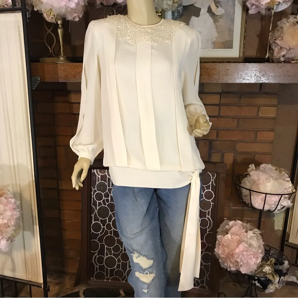VINTAGE 1990'S CHIMNEY RIDGE CREAM PLEATED, TIE WAIST, CROCHET LACE BLOUSE (12) - Image 3