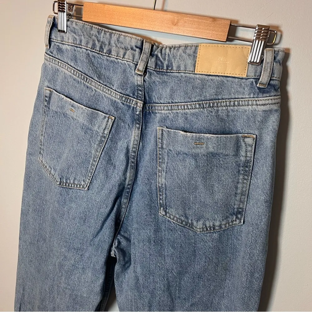Zara Distressed Jeans Women’s 8 High Waisted‎ Mom Fit Denim Medium Wash Raw Hem - Image 6