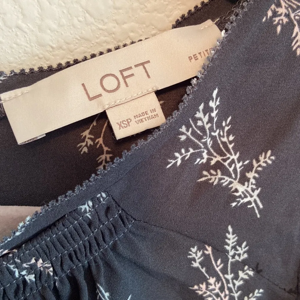 LOFT Gray Floral Sleeveless Blouse Tank Ruched Neckline Button Back - Image 3